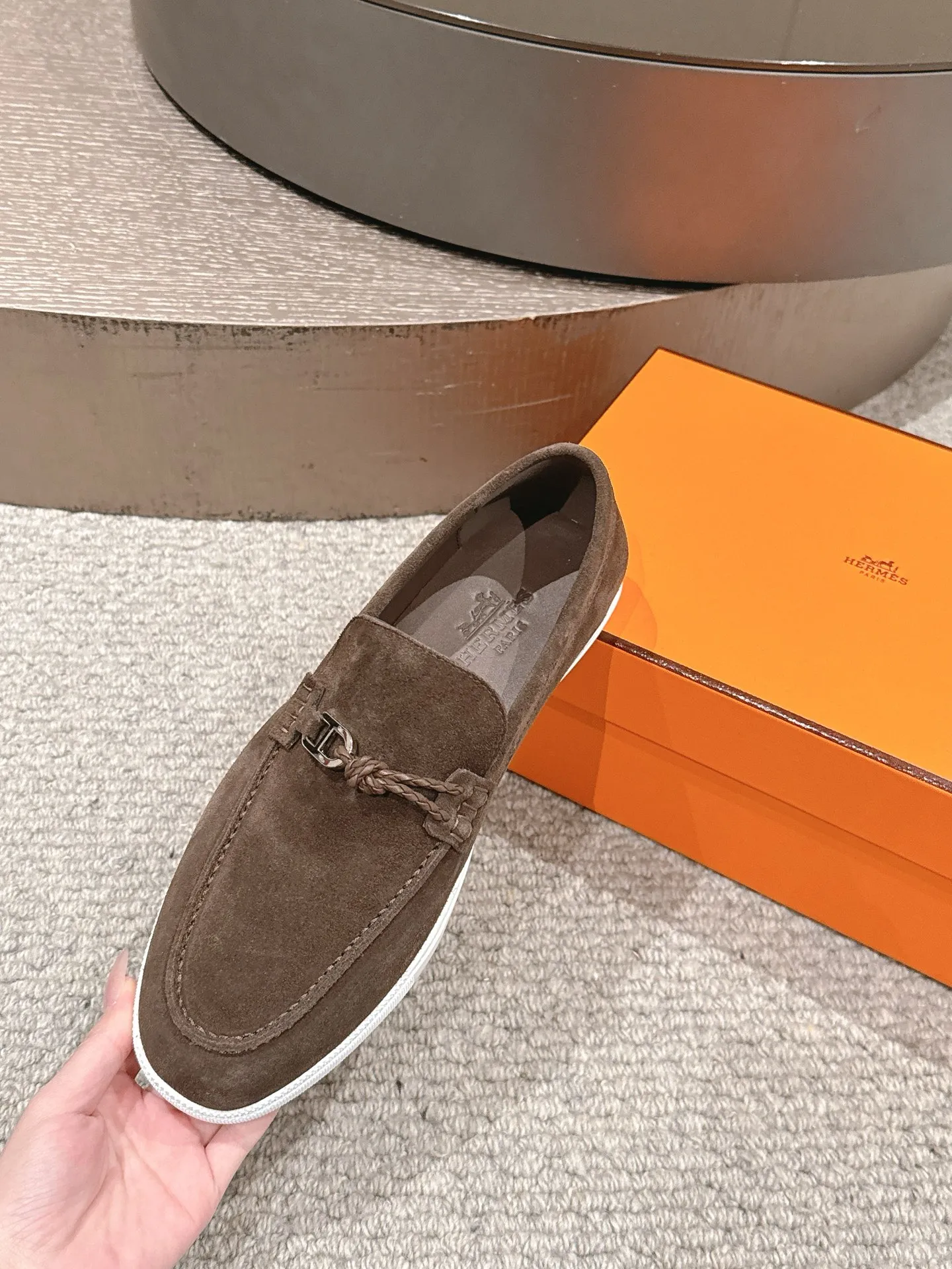【ΗERMES】 P:540💰 Size: 39-45 (45.46. Customized) Hermes Men's Slip-on Loafers Lgnacio Series Couple's Loafers Casual Sports Shoes Original Purchase Development Made Goods This calfskin loafer is decorated with leather braiding and "Chaine d'Ancre" buckle. Fashionable nautical style loafers, ideal for land and seaside. Exquisite packaging at the delivery counter 🛍📦 Fabric: Original customized imported first-layer cowhide/cow suede Lining: Imported soft cowhide lining Sole: Original molded non-slip TPU material Bottom thickness: 2CM